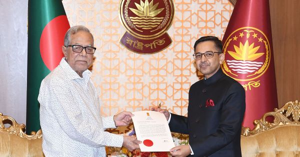 রাষ্ট্রপতির কাছে ভারতীয় হাইকমিশনারের পরিচয়পত্র পেশ