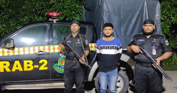 পুলিশ পরিচয়ে চাঁদাবাজি করতেন তিনি