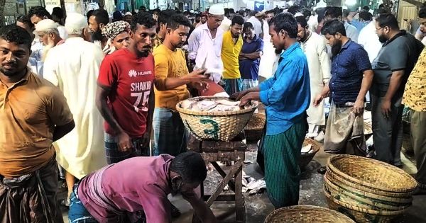 নিষেধাজ্ঞার পর ইলিশ বেচাকেনায় জমে উঠছে আড়ত