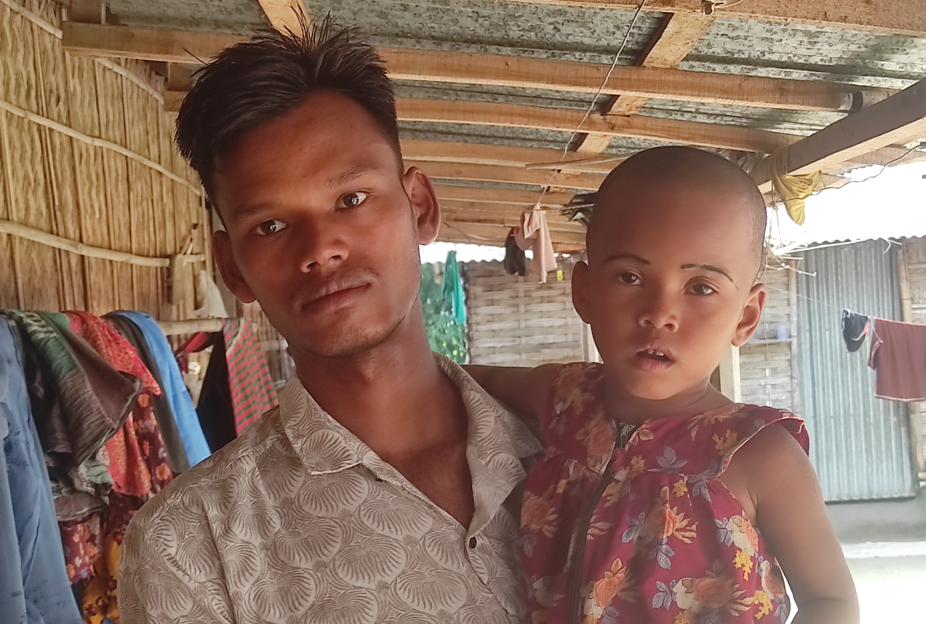 নৌকাডুবি: তিন বছরের ভাতিজিকে নিয়ে বেঁচে ফেরেন মানিক
