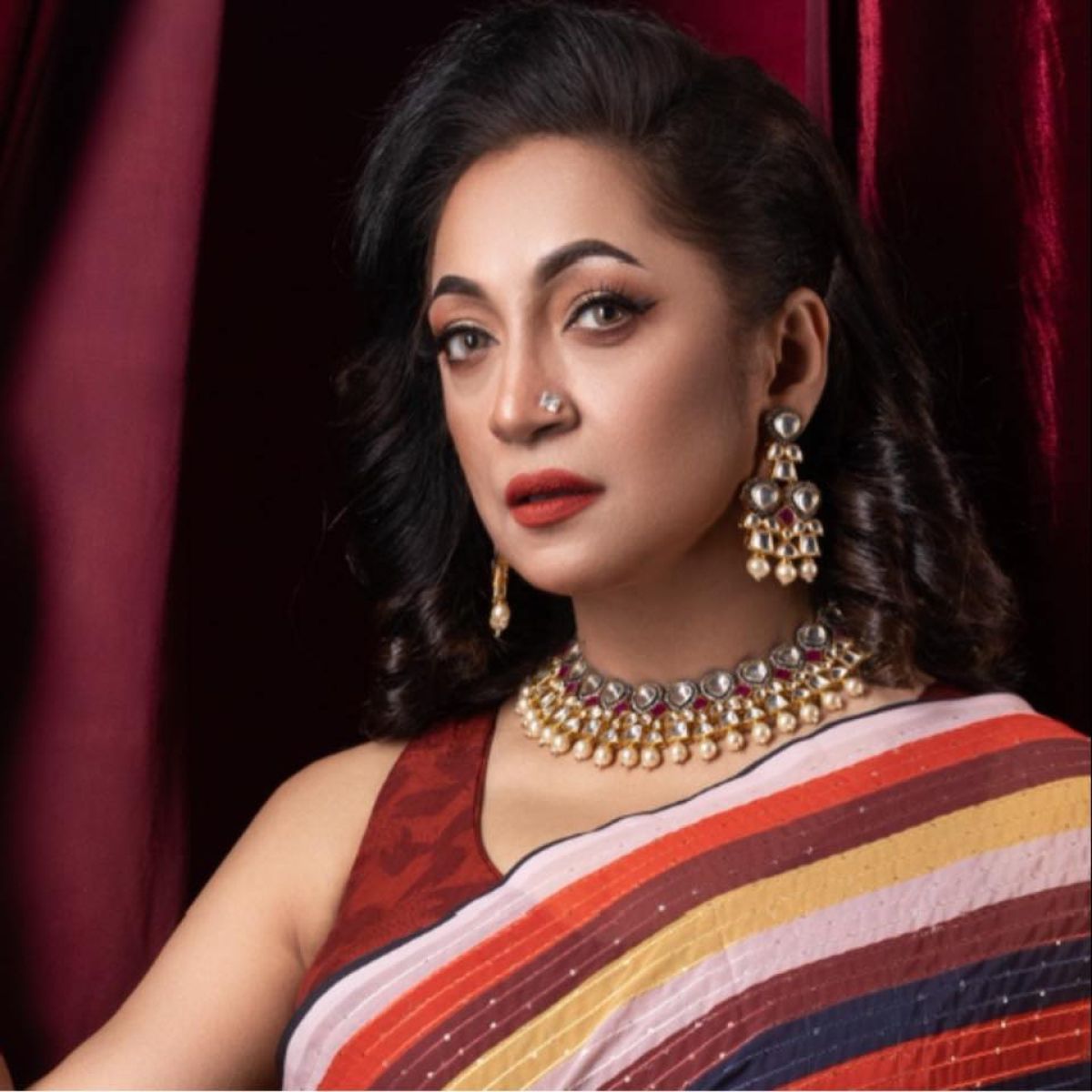 সাজের ভিন্নতা তৈরি করতে মাঝে মাঝেই ইউটিউবে ঢুঁ মারেন। দেশি ও আন্তর্জাতিক ফ্যাশন ও বিউটি ব্লগগুলো দেখেন তানিয়া আহ্‌মেদ।