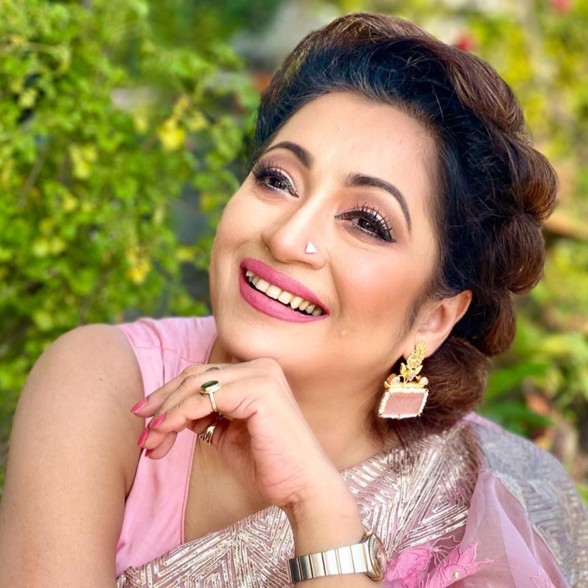 রাতের সাজে চোখকে বেশ গুরুত্ব দিয়ে সাজাতে ভালোবাসেন অভিনেত্রী তানিয় আহ্‌মেদ। দিনের বেলায় এর ঠিক উল্টা হয়। খুব বেশি প্রয়োজন না হলে নিজের সাজ নিজেই সারতে ভালোবাসেন এই অভিনেত্রী।