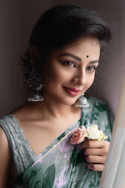 কপালে লাল বা সবুজ টিপ তো থাকবেই। মডেল: আয়েশা মাহ্‌মুদ ; ছবি: সুশোভন সরকার