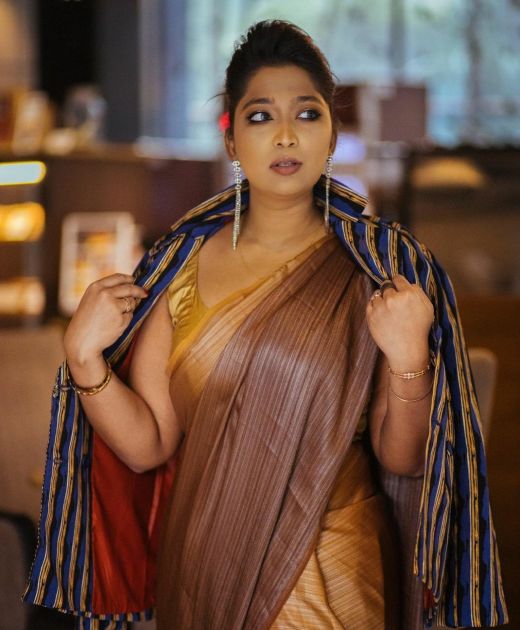 শীতের এই সময়টায় শাড়ির সঙ্গে বেছে নিতে পারেন জ্যাকেট ব্লাউজ। জ্যাকেট ব্লাউজ শার্টের মতো লং হয়