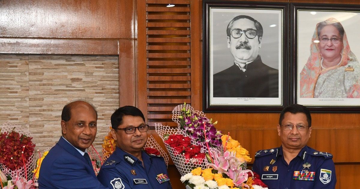 অতিরিক্ত আইজিপি (প্রশাসন) মো. কামরুল আহসান ও স্পেশাল ব্রাঞ্চের (এসবি) প্রধান অতিরিক্ত আইজিপি মো. মনিরুল ইসলাম গ্রেড-১ পদে পদোন্নতি পাওয়ায় তাঁদেরকে ফুলেল শুভেচ্ছা জানান আইজিপি।