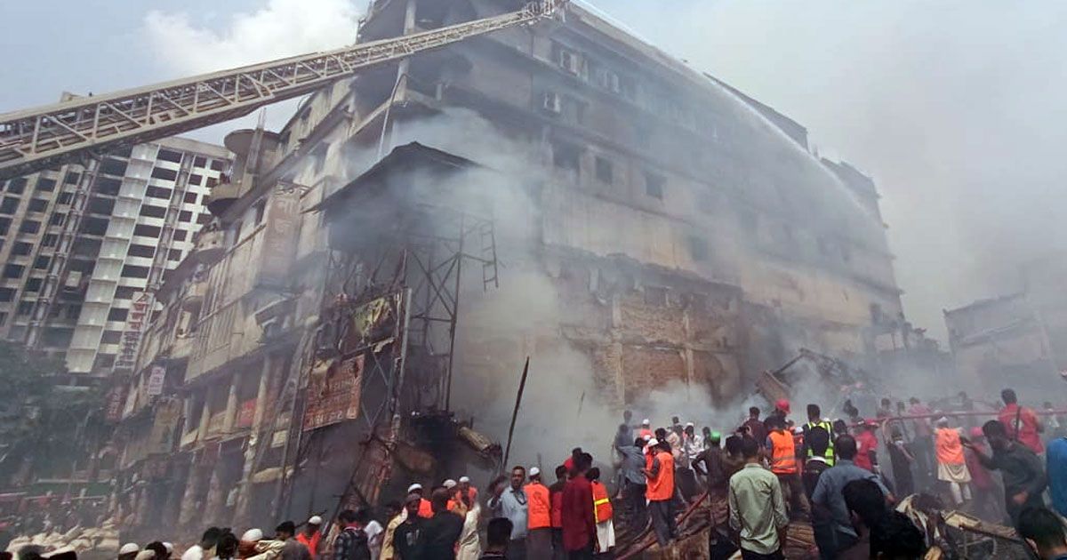 জীবন বাজি রেখে কাজ, তবুও হামলা কেন: প্রশ্ন ফায়ার সার্ভিসের