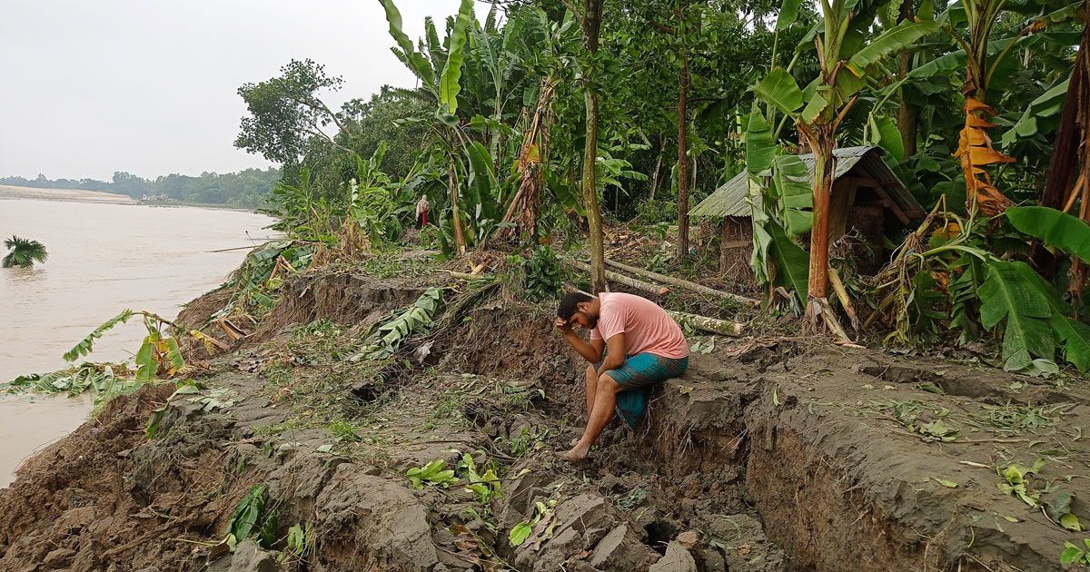 চট্টগ্রামের সাতকানিয়ার চরতি ইউনিয়নের দক্ষিণ ব্রাহ্মণডেঙ্গা গ্রামে নদী ভাঙনে বসতি হারিয়ে মাথায় হাত দিয়ে বসে পড়েন এক যুবক। ছবি: দৈনিক বাংলা