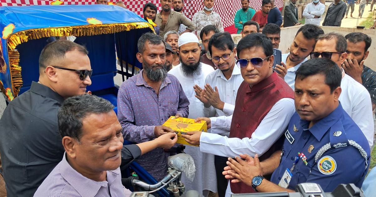 রিকশা গ্রহণ করছেন এক ব্যক্তি। ছবি: দৈনিক বাংলা