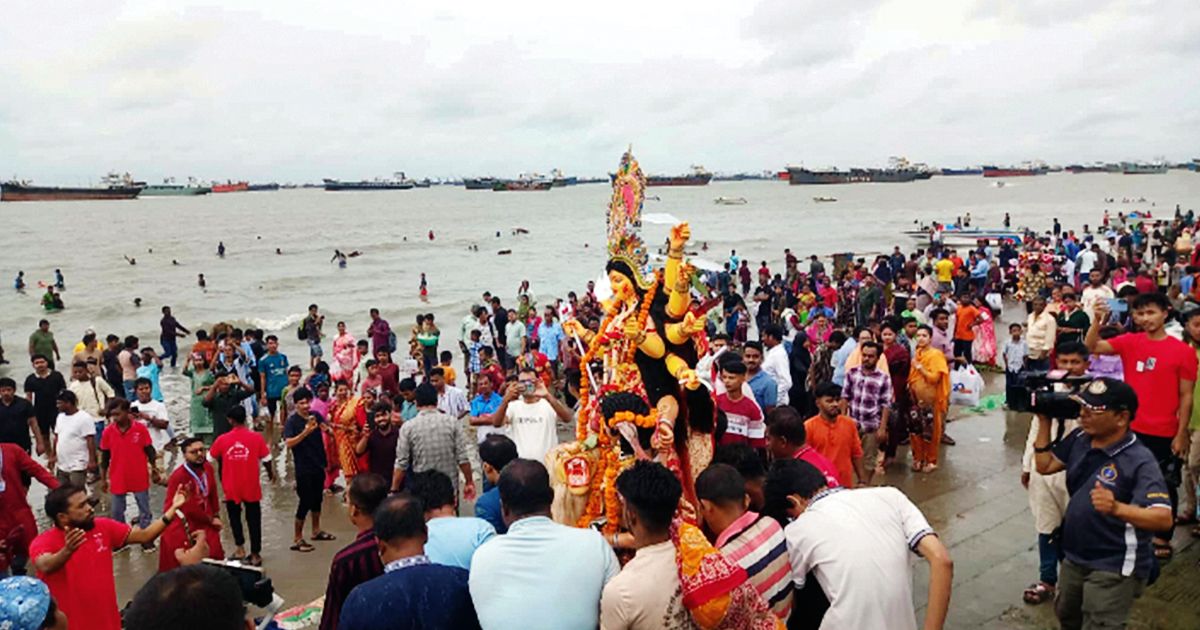 সারাদেশে কঠোর নিরাপত্তায় প্রতিমা বিসর্জন সম্পন্ন