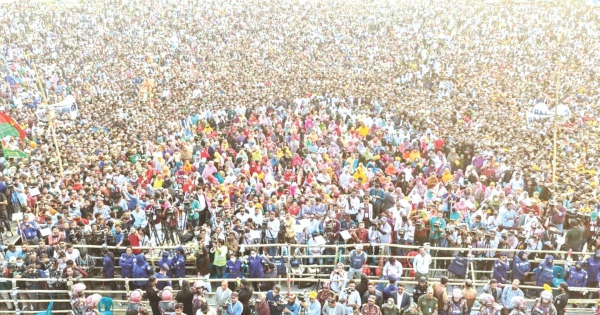 নেতা-কর্মীরা তারেক রহমানের আগমন শুভেচ্ছার স্বাগতম স্লোগানে স্লোগানে মুখরিত করে তোলেন জনসভাস্থল