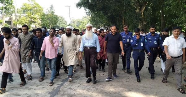 ‘স্বেচ্ছা অবরুদ্ধ’ ভিসি বের হলেন দাবি আদায়ের পর