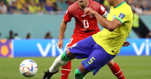 কাসেমিরোর গোলে শেষ ষোলোতে ব্রাজিল