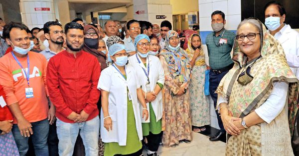 ১০ টাকার টিকেট কেটে চোখ দেখালেন প্রধানমন্ত্রী