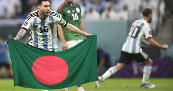 মেসির হাতে বাংলাদেশের পতাকা, বাংলাদেশি সমর্থকদের প্রতি আর্জেন্টিনার কৃতজ্ঞতা