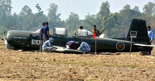 বগুড়ায় প্রশিক্ষণ বিমানের জরুরি অবতরণ