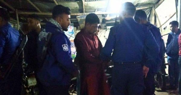 সৈনিক লীগ সভাপতি পরিচয়ে চাঁদাবাজি করতে গিয়ে গ্রেপ্তার