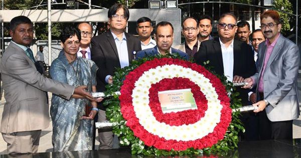 বঙ্গবন্ধুর প্রতিকৃতিতে কৃষি ব্যাংকের এমডির শ্রদ্ধা