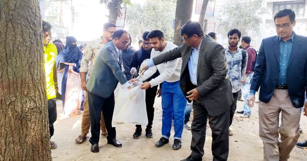 রাবিতে পরিচ্ছন্নতা অভিযানে শিক্ষক-শিক্ষার্থীরা
