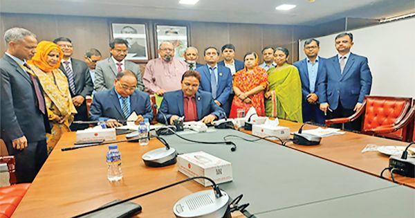 ওয়েজ আর্নার্স কল্যাণ বোর্ড ও জীবন বীমা করপোরেশনের মধ্যে চুক্তি সই