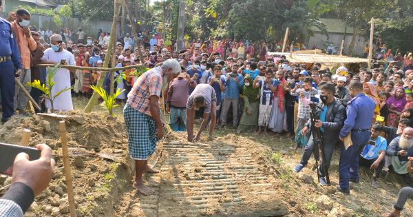 দেড় মাস কবর পাহারা: অবশেষে তোলা হলো ব্যবসায়ীর মরদেহ 