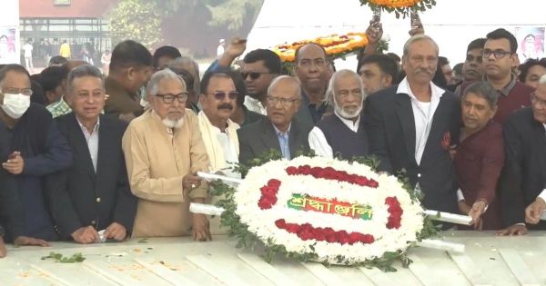 জিয়াউর রহমানের সামাধিতে বিএনপি নেতা-কর্মীদের শ্রদ্ধা