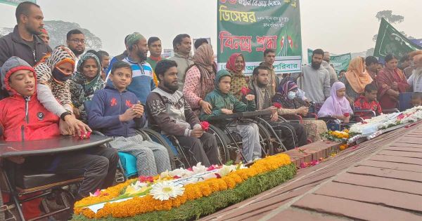 বীর শহীদদের শ্রদ্ধা জানাতে স্মৃতিসৌধে এসেছিলেন তারাও
