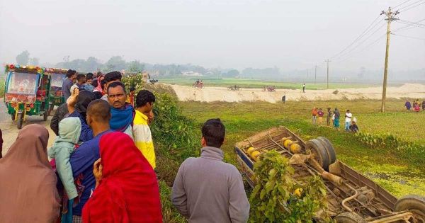 ধামরাইয়ে ৪৫ শ্রমিক নিয়ে খাদে বাস