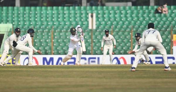 তিন উইকেট হারিয়ে বিপদে বাংলাদেশ