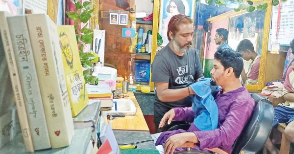 লিটনের সেলুন যেন ‘মিনি পাঠাগার’
