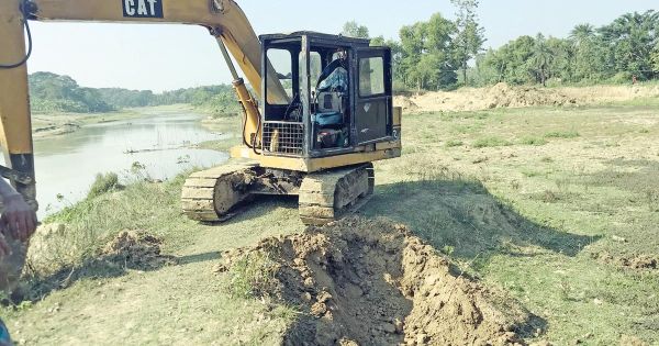 পাড় কেটে মাটি বিক্রি, ঝুঁকিতে নদী রক্ষা বাঁধ