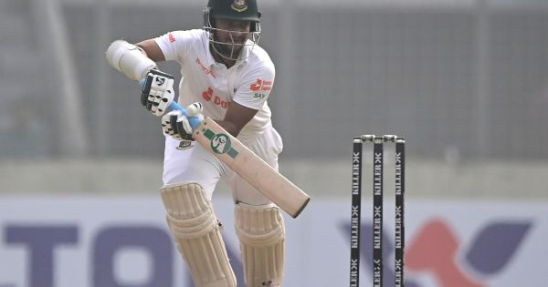 শান্ত-জাকিরকে হারিয়ে মধ্যাহ্নভোজে বাংলাদেশ
